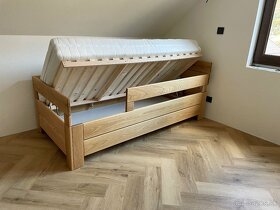 Dubová posteľ s detskými zábranami a úložným priestorom - 5