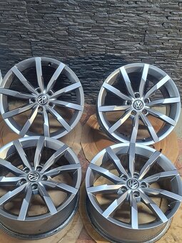 Monterey R18 VolkswagenB8 8.5 R line top stav - 5