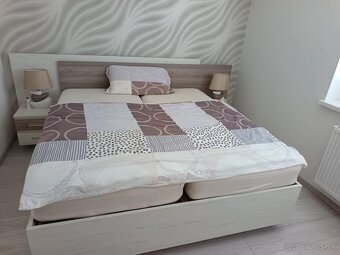 Predám manželskú postel s nočnými stolíkmi - 5