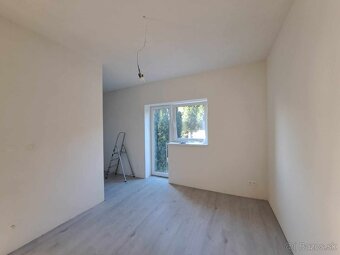 Predáme novostavbu 3 izb byt s terasou, parkovaním a pozemko - 5