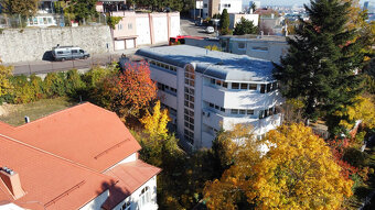 Výnimočná investičná príležitosť pod Slavínom – vila s panor - 5