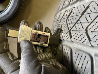 Predám Pirelli sottozero 3 245/50R19 - 5