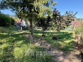 REZERVOVANÉ: Pekný stavebný pozemok v Nesluši s projektom - 5