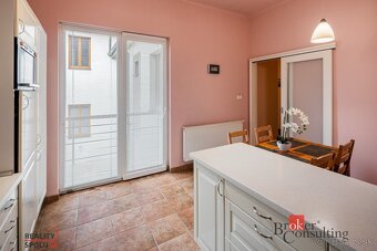Rodinný dom priamo v centre s 2 bytovými jednotkami, 563m2, - 5