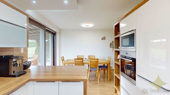 Priestranný dvojpodlažný 6-izbový rodinný dom v Malom Lapáši - 5