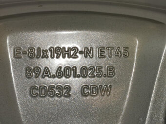 Audi Q4 e-tron - originál 19" alu s pneu - DOT 24 7+ mm - 5