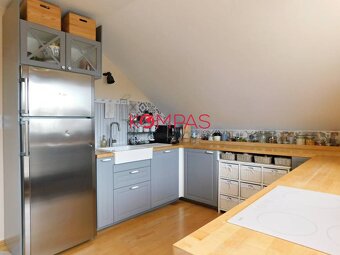 KRÁSNY RODINNÝ DOM SO ZÁHRADOU A DREVENÝM ALTÁNKOM V OBCI LU - 5