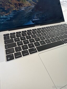 MacBook Air 13´ (M1, 8GB/256GB, Space gray) top stav - 5
