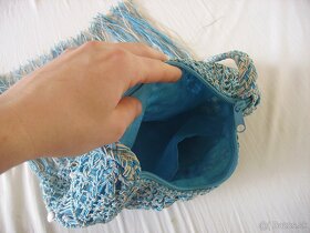 Modrá háčkovaná kabelka s mušľami a strapcami - 5