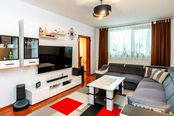 Vkusne zrekonštruovaný 3-izbový byt s loggiou na sídl. Juh - 5