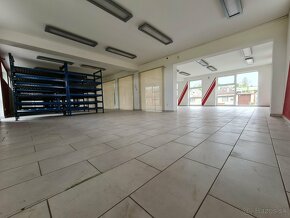 HOLÍČ: NA PRENÁJOM PRIESTOR VHODNÝ AKO "SHOWROOM"/OBCHOD/INÉ - 5