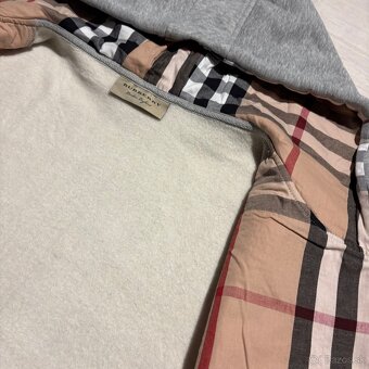 Predám Burberry Mikinu - 5