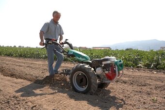 Zakladač trávnika a malotraktor - 5