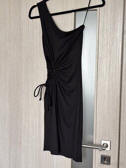 Predám sexi obtiahnuté čierne minišaty - 5
