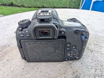 Canon EOS 77D + 50mm f/1.8 + 18-135mm f/3.5-5.6 - 5