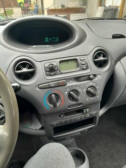 Predám Toyota yaris 1.0 - 5