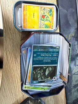 Predám Pokemon podložky, karty, prázdne tin-ky atd - 5
