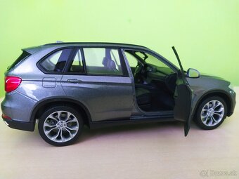 Predám tento Kovový model. BMW X5 strieborná farba v mierke - 5