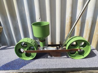 Sejací strojček Hobby Farmer FH-2 s rukoväťou - 5