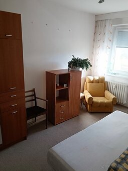 PRIESTRANNÝ 4-IZBOVÝ BYT LODŽIA, ZARIADENÝ, UL. KOMISÁRKY - 5
