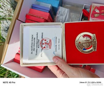 AKTUÁLNE Balik odznakov, vyznamenaní a vzácností - 5