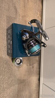 Daiwa Exceler LT 2500-XH s 2 cievkami a novými šnúrami - 5