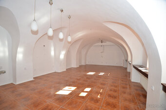 Obchodné priestory v centre s dvorom 120m2 a garážou. TOP PO - 5