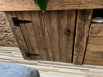 Predám drevenú komodu plus drevený obklad za televizor - 5