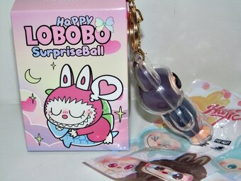🎀 Fialový přívěsek, klíčenka Labubu / Lafufu v pouzdře. - 5