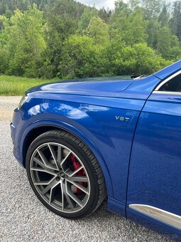 Audi SQ7 poháňané 4,0-litrovým V8 TDI motorom s výkonom 320 - 5