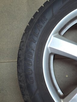 Predám zimné pneu.235/55 R17 s diskami - 5