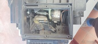 Predávam predný pravý reflektor xenon. - 5