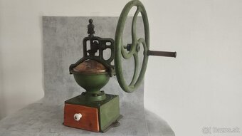 Obrovský mlýnek na kávu s rumapalem. IDEAL D.R.G.M. - 5