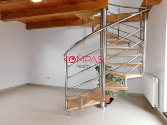 DOM SO ZÁHRADOU, DREVENÝM PRÍSTREŠKOM A PARKOVANÍM V OBCI LU - 5