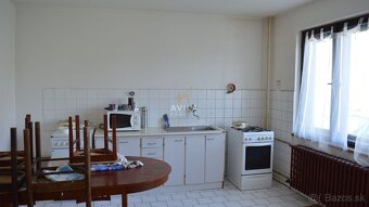 NA PREDAJ: 6-izb.,2-posch.,2-generačný RD s pozemkom 800m2 - - 5