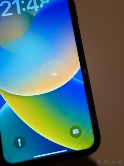 Apple iPhone XR - 5