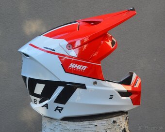 prilba helma červená biela shot - 5