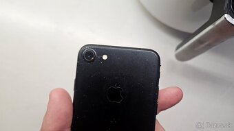 Apple iPhone 7 - reštartuje sa, na diely - 5