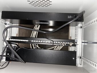 Dátový rozvádzač (Rack) Netrack 19" s výbavou + kľúče - 5