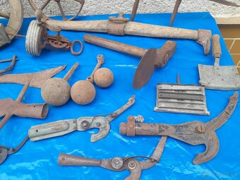 Staré historické ,rustikálne, kované náradie a pomôcky. - 5