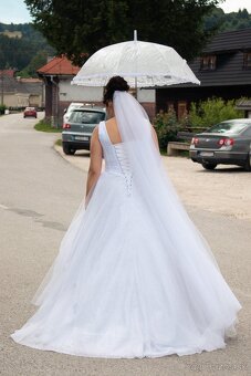 Trblietavé svadobné šaty - 5