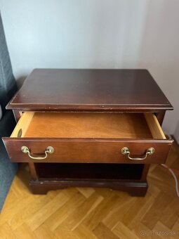 Predám nočný stolík z masívneho dreva, Drexel Heritage USA. - 5