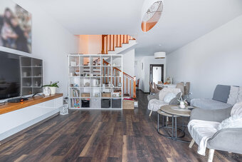 Na predaj 5 izbový poschodový rodinný dom s 2 garážou v Duna - 5