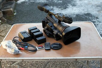 Canon XF300 + 3x aku Canon BP-975 - 5