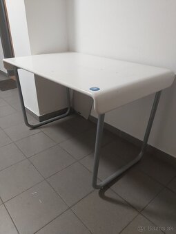 Rôzne typy a veĺkosti stoly, stolíky - 5