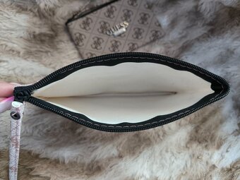 Kozmetická taška + kľúčenka Guess - 5