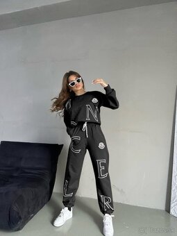 Čierne súpravy Moncler muž a žena - 5