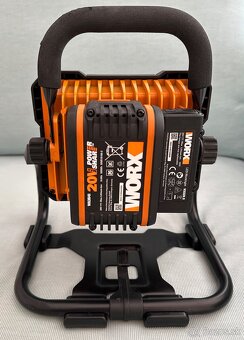 Aku pracovné svetlo WORX 20V WX026.9 s AKU a NABÍJAČKOU - 5