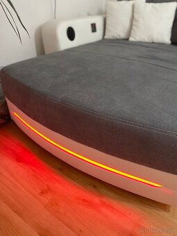 Moderná sedačka s LED osvetlením, Bluetooth a USB – TOP stav - 5