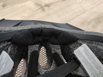 Prilba na bicykel - cierna.  Ako nova. - 5